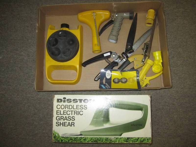 lot 547 image: Lot of yard care watering items...