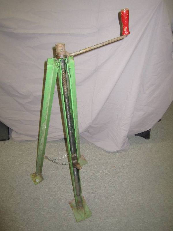 lot 552 image: Crank screw jack...