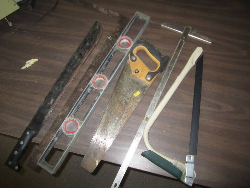 lot 554 image: Saws, level, machette...