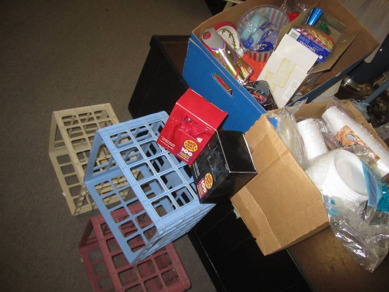lot 555 image: Party supplies, disposable dishes, ...
