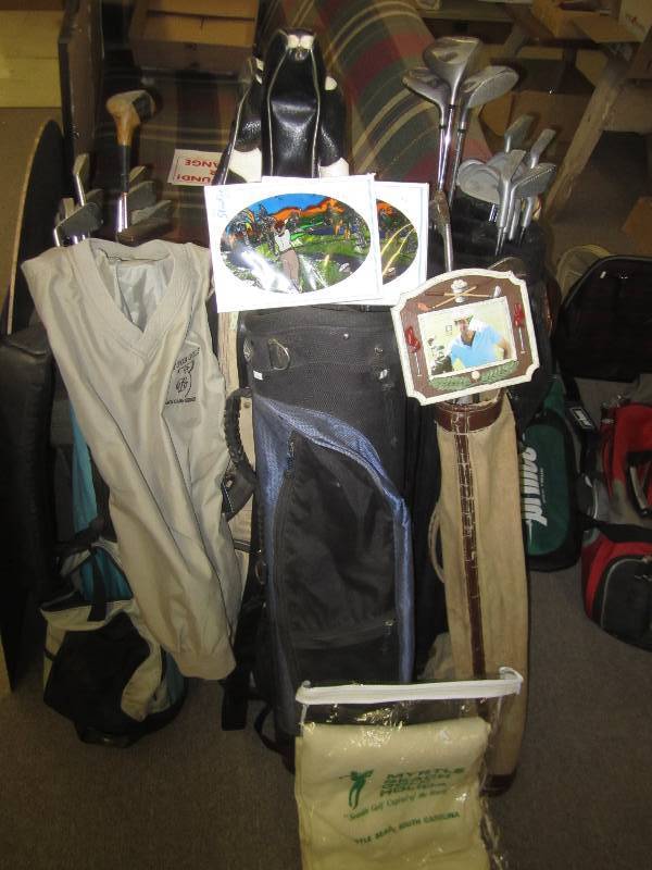 lot 556 image: Lot of golf supplies and dcor...