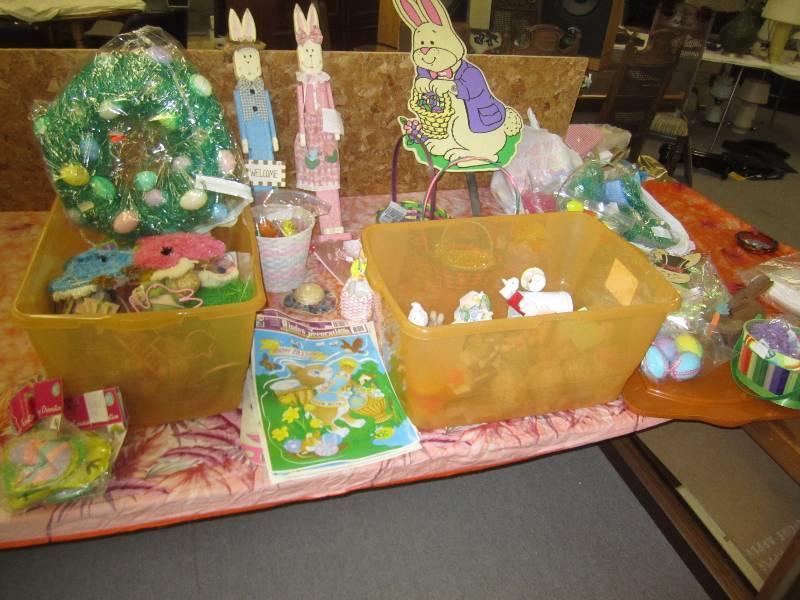 lot 560 image: Large lot of Easter items and dco...