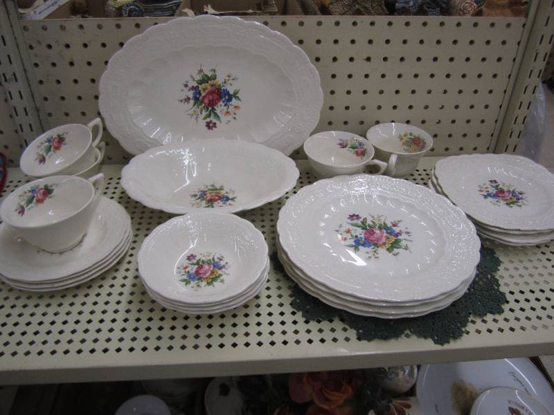lot 561 image: China set...