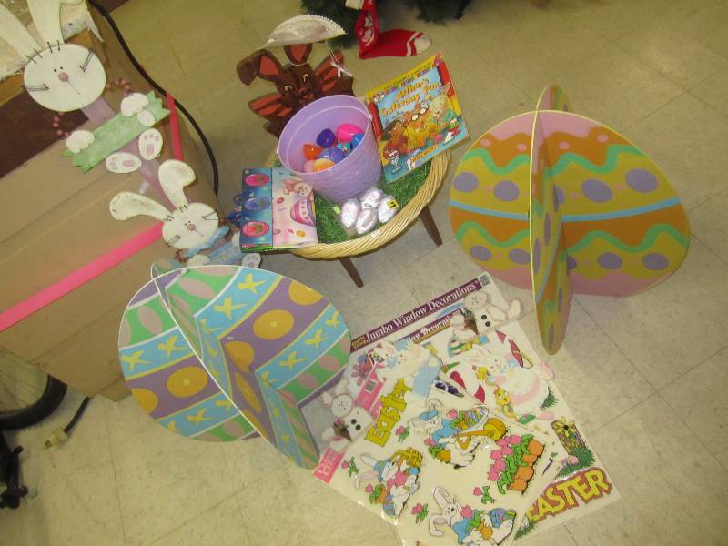 lot 567 image: Stand up easter eggs and other dc...