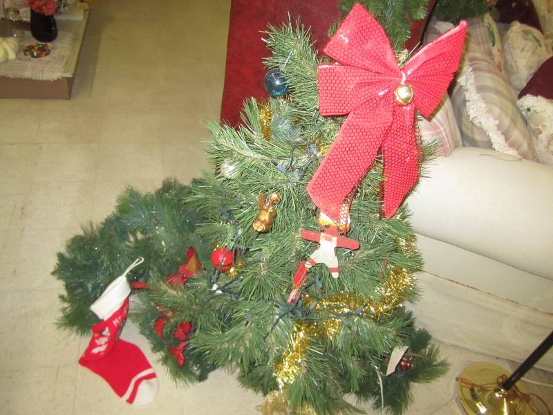 lot 568 image: Small Christmas tree for the tablet...