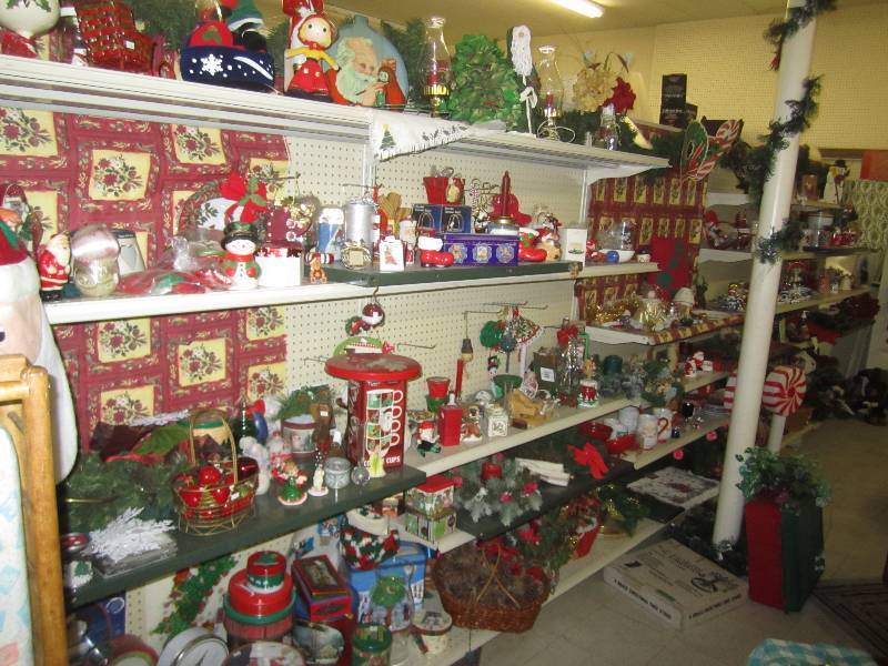 lot 569 image: Huge value Christmas and holiday in...