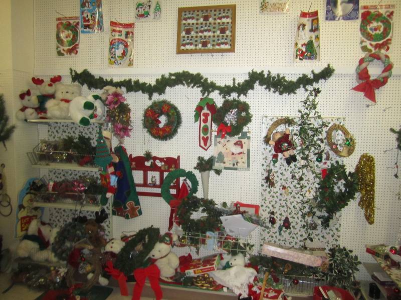 lot 570 image: Huge value Christmas and holiday in...