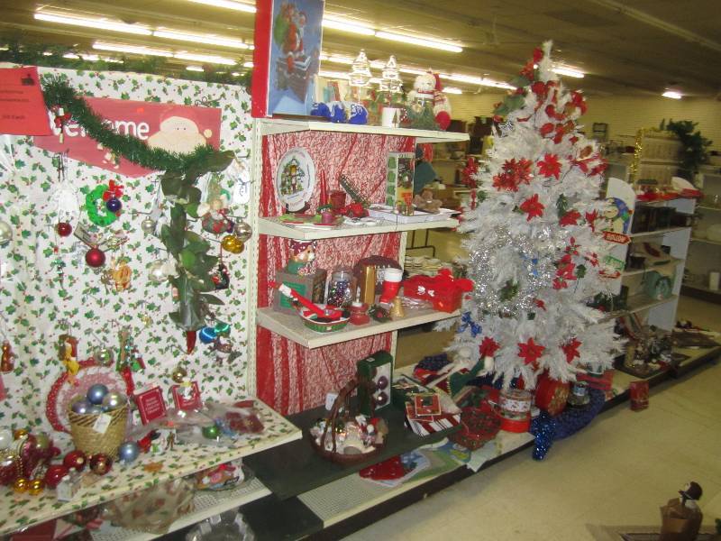 lot 571 image: Huge value Christmas and holiday in...