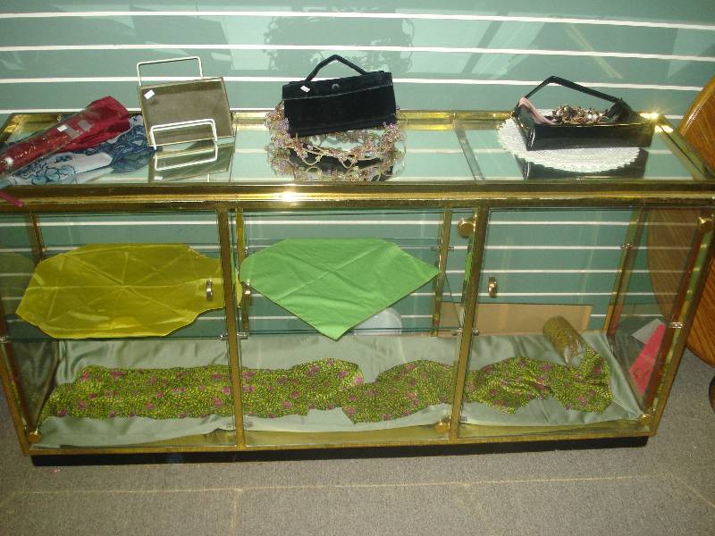 lot 586 image: Vintage gold and glass display case...