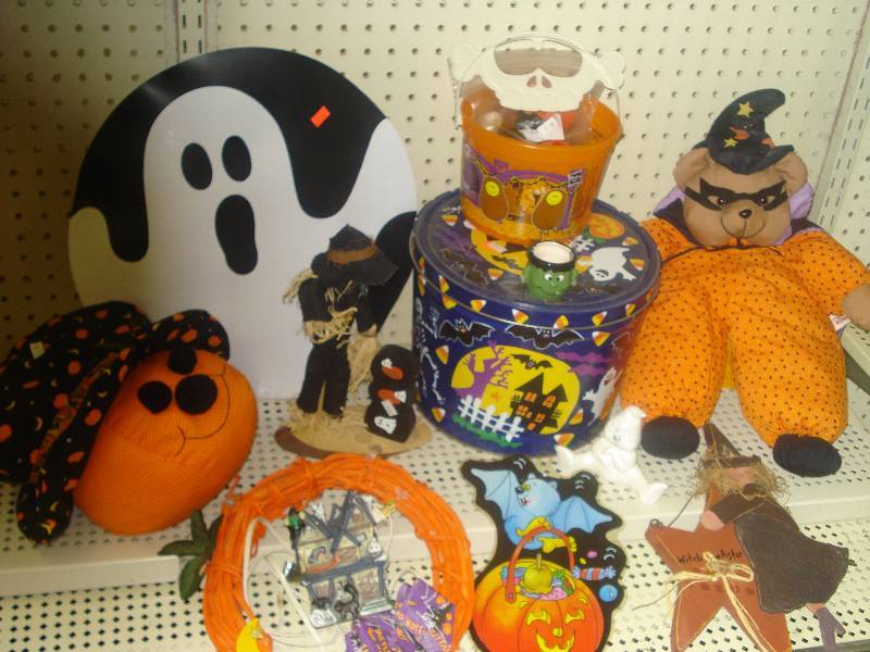 lot 588 image: Halloween dcor...