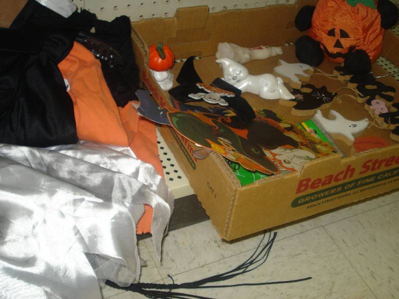 lot 589 image: Halloween dcor...