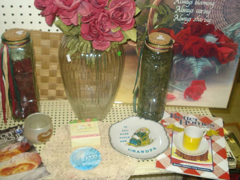 lot 590 image: Vases and dcor...