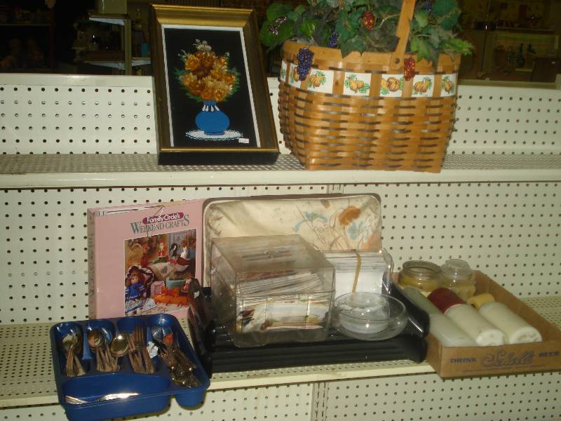 lot 593 image: Household items...