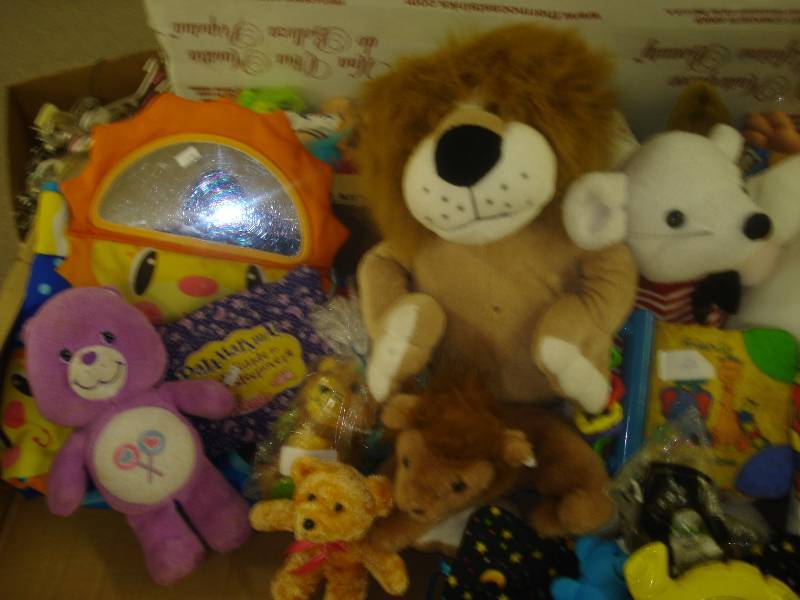 lot 70 image: Stuffed anima lot...