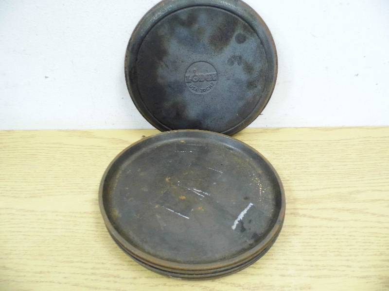 lot 22 image: 5 Lodge Cast Iron Plates