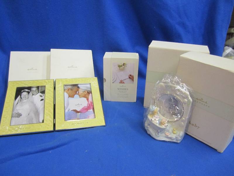 lot 26 image: Mixed lot of Hallmark moments to re...