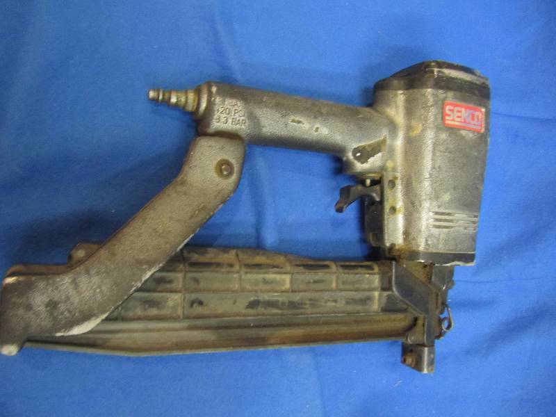 lot 29 image: Air powered staple gun...
