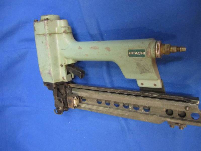 lot 30 image: Air powered staple gun...