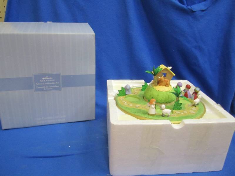 lot 44 image: Hallmark keepsake advent candlehold...