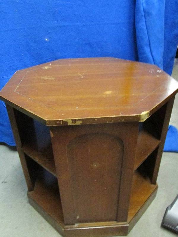 lot 84 image: Vintage end table, 24 top, 23 tal...