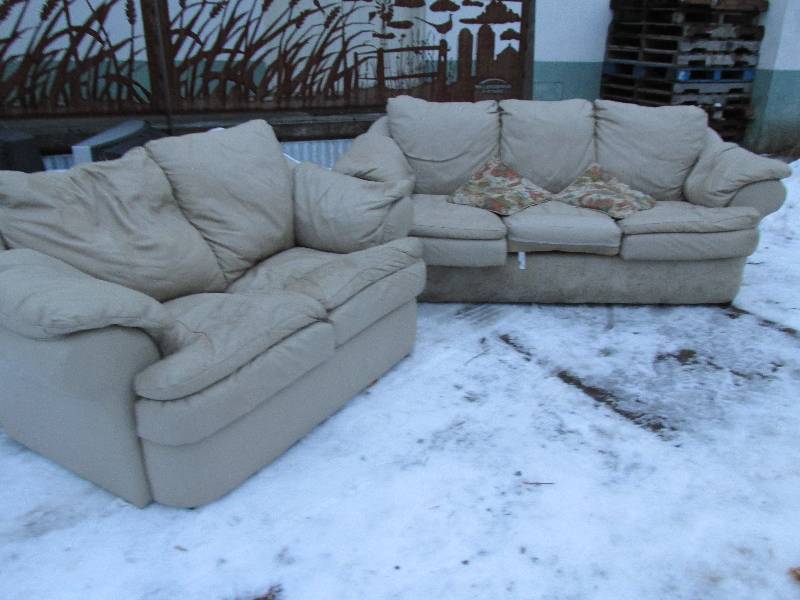 lot 89 image: Pair of couch and love seat...