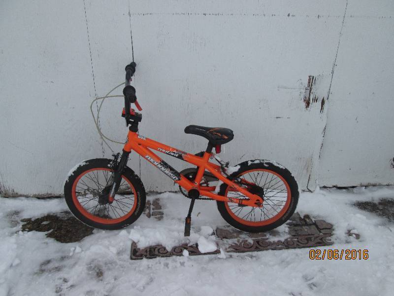 lot 103 image: Mongoose mutant bike with stunt peg...