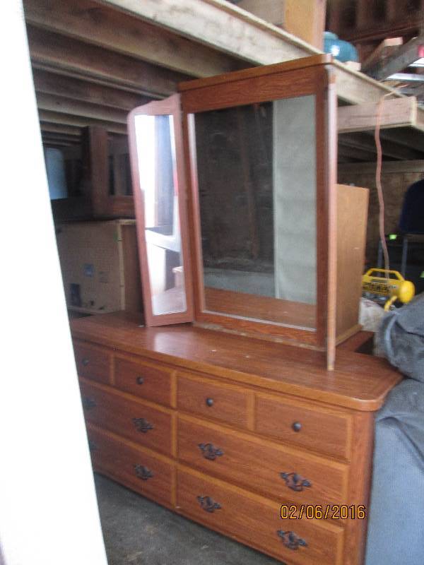 lot 104 image: dresser with folding mirror top 5 ...