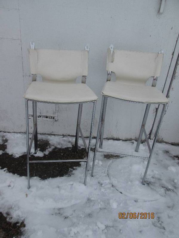 lot 111 image: 2 retro white chairs vinyl is torn ...