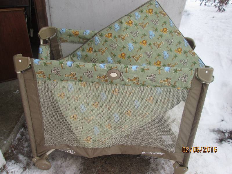 lot 116 image: Graco pack with play crib, very cl...