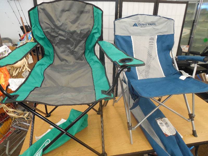 lot 12 image: (2) Folding Lawn  Yard Chairs