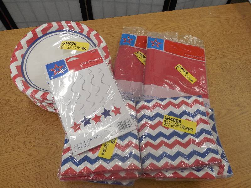 lot 26 image: Paper Plates Napkins Lot