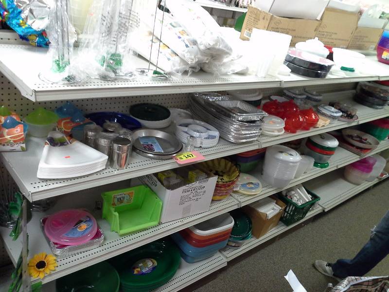 Large kitchen and eating utensils lot