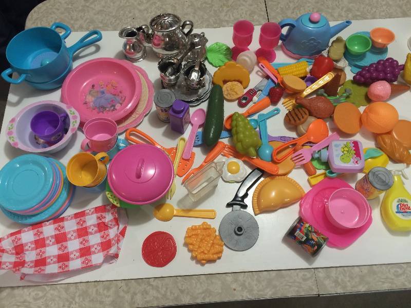 lot 10 image: Play Food and Dishes