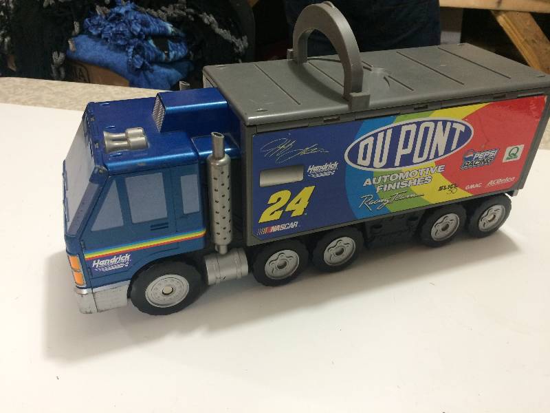 lot 12 image: Dupont Racing Truck