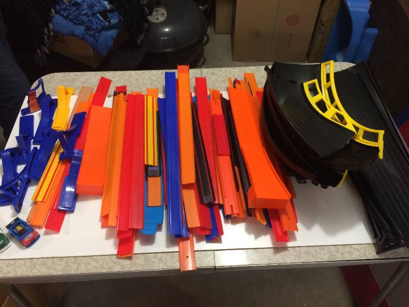 lot 14 image: Hot Wheel Tracks and Cars