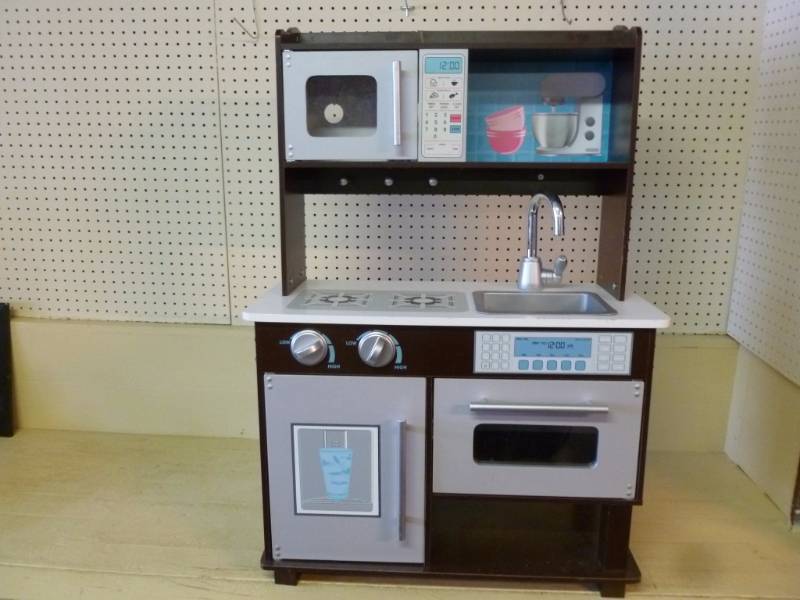 lot 13 image: Kid Kraft Play Kitchen