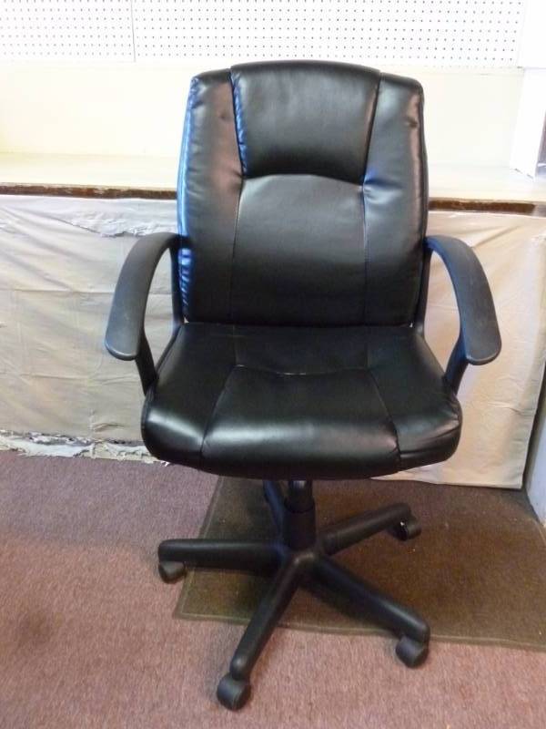 lot 15 image: Leather Office Chair