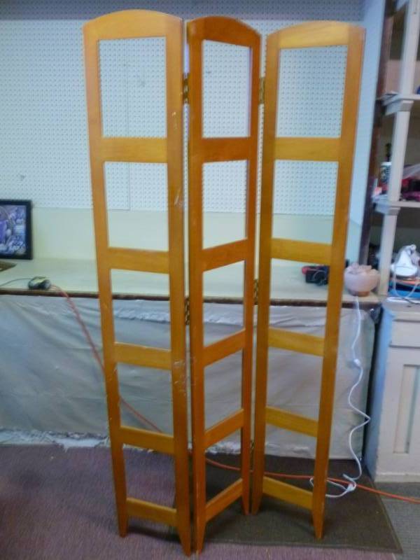 lot 28 image: Wooden Picture Display