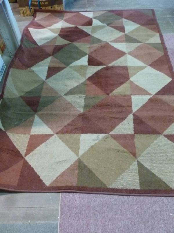 lot 32 image: Floor Rug