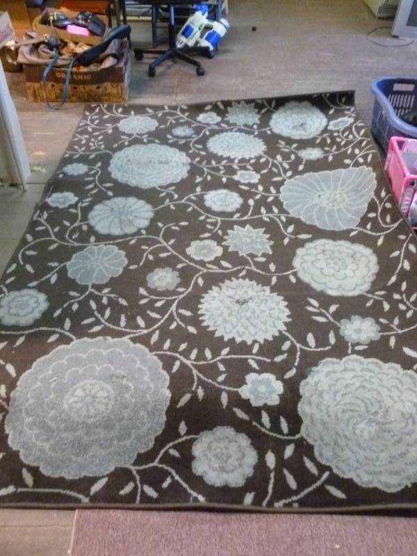 lot 33 image: Floor Rug