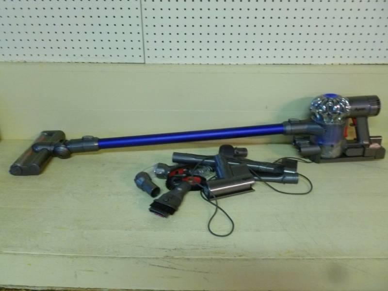 lot 34 image: Dyson Cordless Vacuum