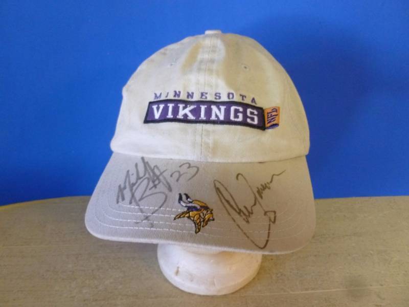 lot 73 image: Minnesota Vikings Collectible
