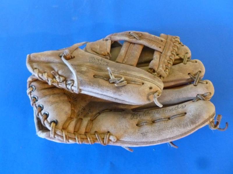 lot 80 image: Baseball Glove