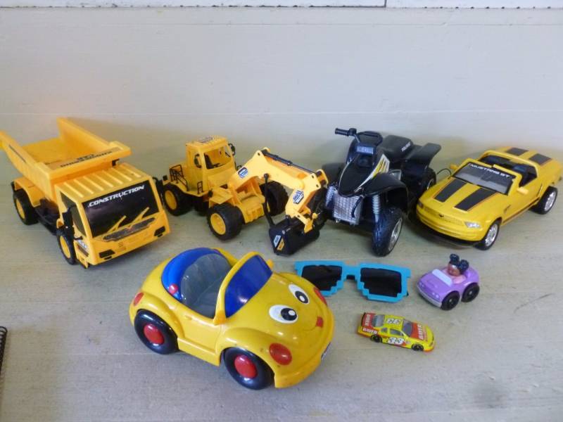 lot 128 image: Toys