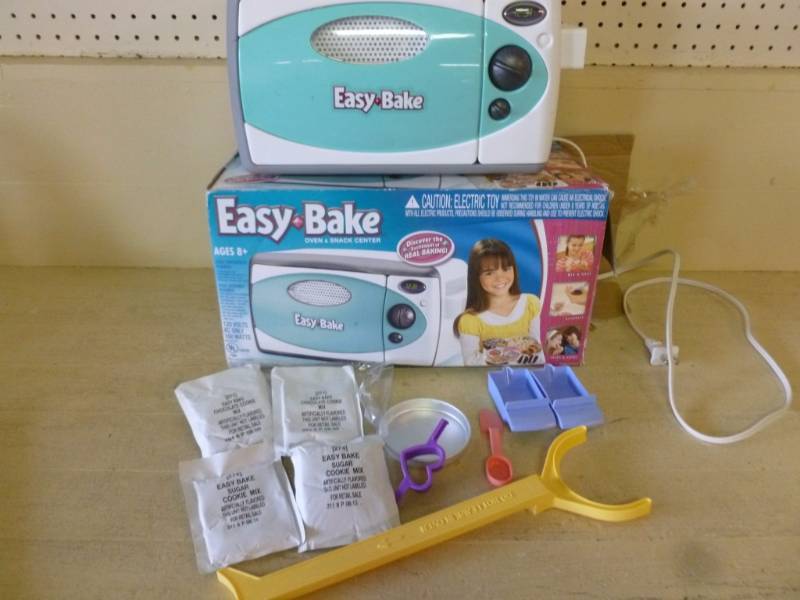 lot 129 image: Easy Bake Oven