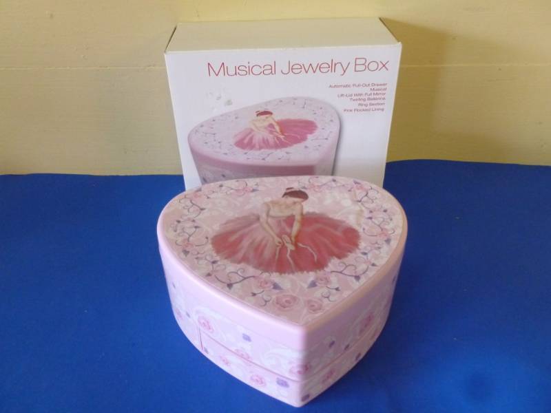 lot 131 image: Jewelry Box