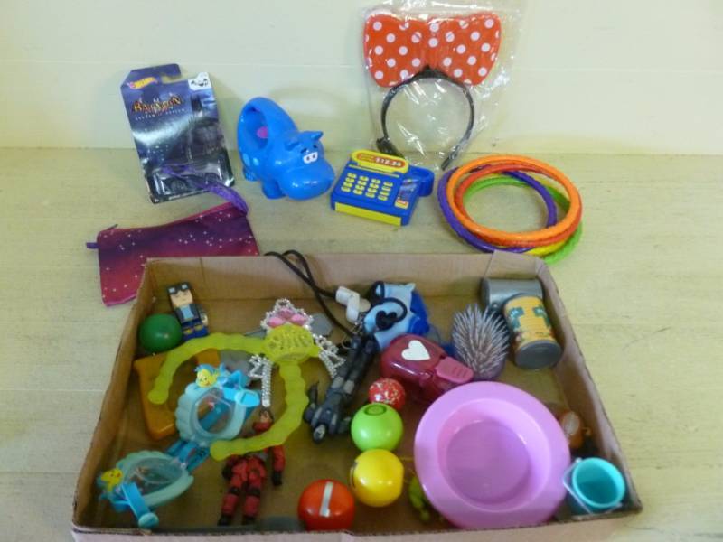 lot 165 image: Toys