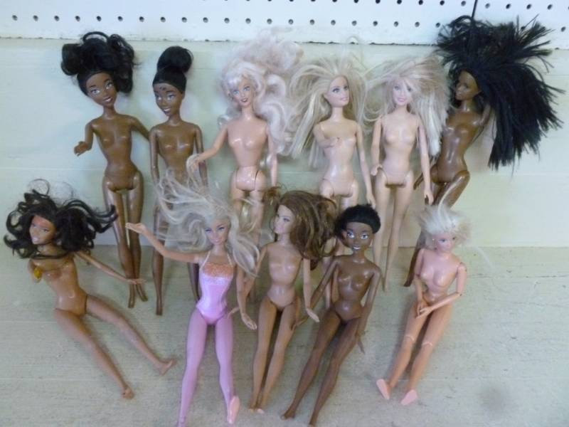 lot 166 image: Barbie Dolls