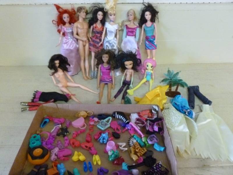 lot 167 image: Barbie Dolls