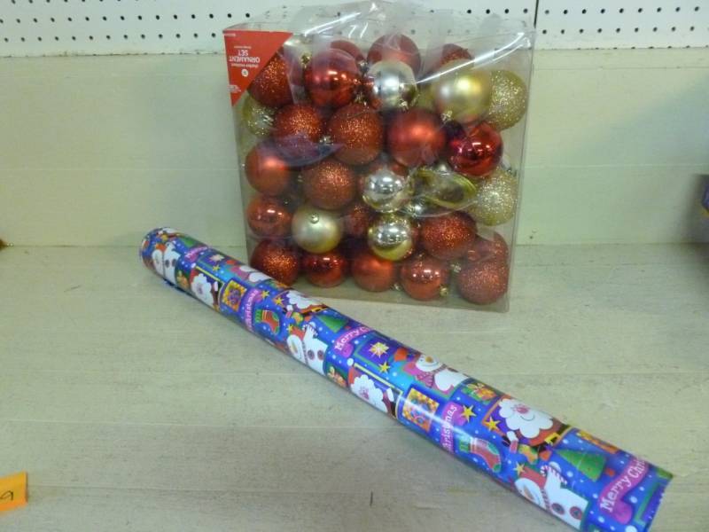 lot 179 image: Christmas Decorations